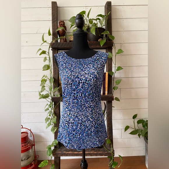 East 5th: Blue and White Fitted Blouse Top with Rounded Neck - Picture 16 of 17